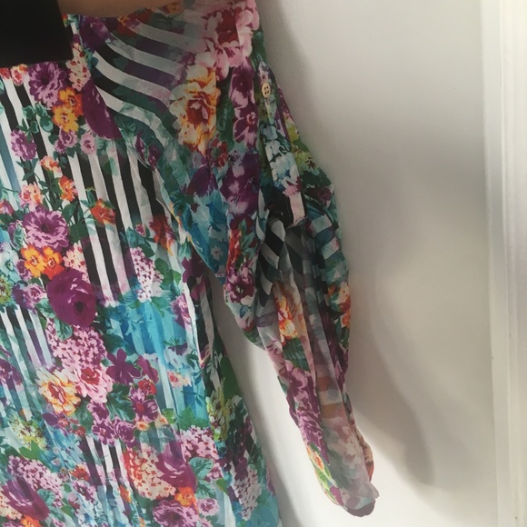 Multi-Patterned long sleeve - Picture 3 of 3